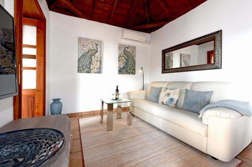 蒂哈拉费Casa Maryluna的客厅配有白色的沙发和桌子