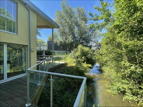 萨默福德凯恩斯Modern contemporary home in beautiful setting的房屋的阳台享有河景。