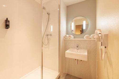 蒙德马桑Ibis Budget Mont De Marsan的带淋浴、盥洗盆和镜子的浴室