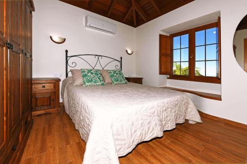 蒂哈拉费Casa El Vendaval的一间卧室设有一张床和一个窗口