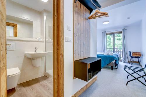 蒙特里永Hotel Du Lac的一间带盥洗盆的卫生间和一间卧室