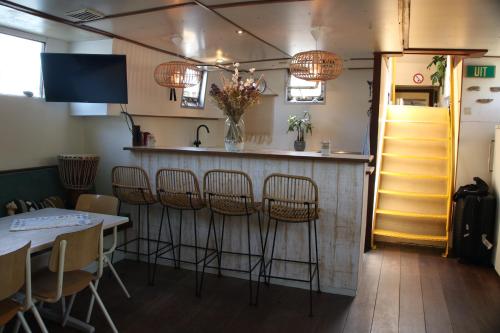 阿姆斯特丹FLOW的客房设有带椅子和桌子的酒吧。