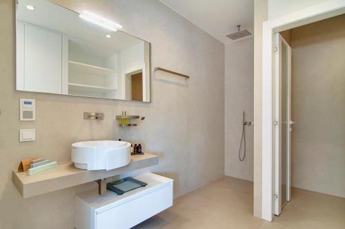 帕尔加LIVINGHOME SUITES的一间带水槽和镜子的浴室