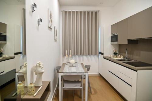 庞贝Floris Pompei的带小桌子的厨房和白色厨房
