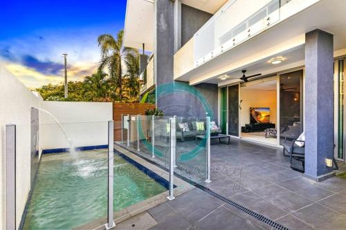 Fannie BayZEN ARCTIC Luxury 2-Story T/House + Pool & Markets的一座带水滑梯的别墅内的游泳池