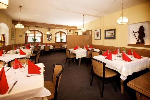 瓦格赖恩格拉芬维特酒店的餐厅设有红色餐巾桌