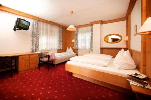 瓦格赖恩格拉芬维特酒店的酒店客房,配有床和电视