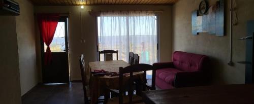 圣格雷戈里奥德波兰科Afecto的客厅配有桌子和紫色沙发