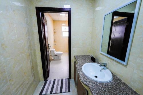 塞拉莱نسائم صلاله NassayemSalalah的一间带水槽、镜子和卫生间的浴室