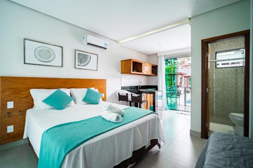 卡皮托利乌Escarpas Eco Village的一间卧室配有一张带蓝色枕头的大床