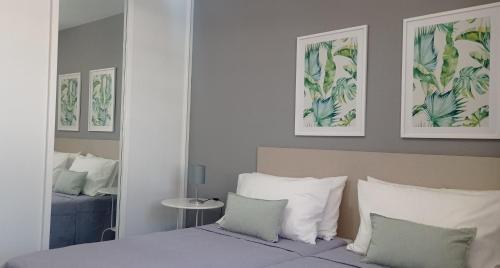 阿德耶HC home abroad Costa Adeje的一间卧室配有一张带白色和绿色枕头的床
