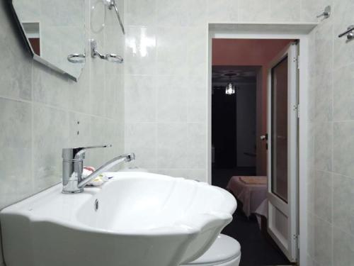 撒马尔罕AISHA Hotel的浴室配有白色水槽和卫生间。