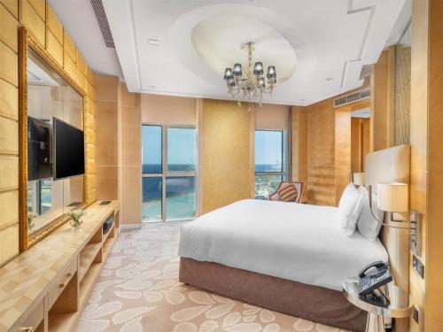 吉达The Venue Jeddah Corniche的酒店客房,配有床和电视