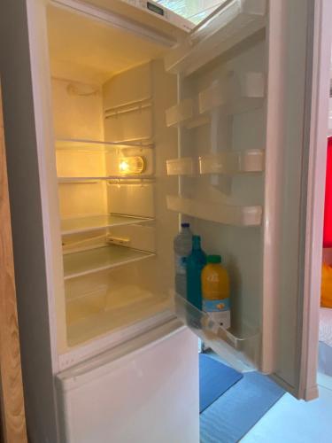 普罗旺斯艾克斯Chalet de Provence的内装饮料的空冰箱