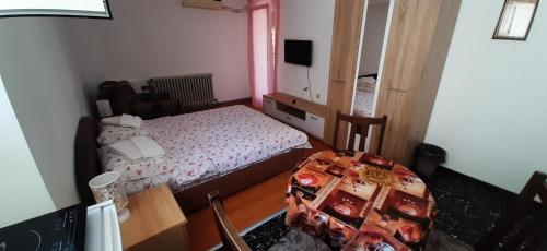 索科矿泉村Apartments Nebojša的一间小卧室,配有一张床和一张桌子