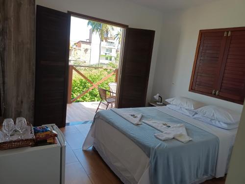 嘎林海斯港Pousada Vila dos Santos的一间卧室设有一张床和一个大窗户