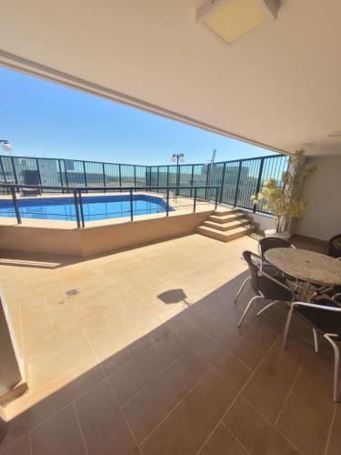 巴西利亚Lets Idea Brasília Hotel By Rei dos Flats的设有一个享有游泳池景致的大阳台。