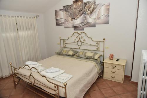CasalgrandeCasa Emanuela, Il nostro Nido d'amore的一间卧室配有一张床、一张桌子和毛巾