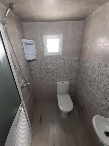 哈马马特Dar salah的一间带卫生间和水槽的浴室