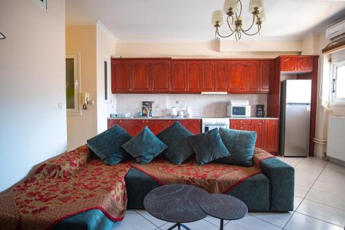 萨摩斯Erifili Luxury Apartment的一间带床和厨房的客厅