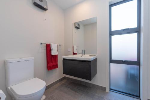 克莱德2 Oaks Cottage Clyde的浴室配有白色卫生间和盥洗盆。