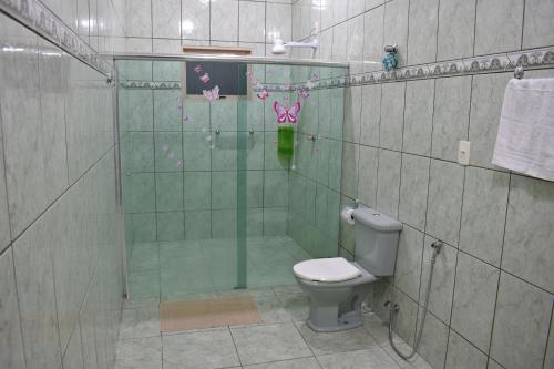 瓦尔任博尼塔Casa Canastra Ebenézer em Vargem Bonita _ MG的浴室设有玻璃淋浴间和卫生间