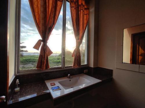 蒙塔尼塔Hotel California的窗户前带水槽的浴室