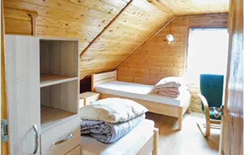科帕利诺3 Bedroom Stunning Home In Kopalino的小木屋内带两张床的房间