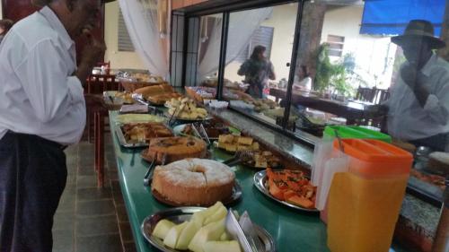 博尼图雷富吉酒店的包含多种不同食物的自助餐