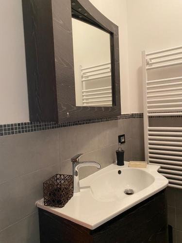 蒙德罗Chirone Room的浴室设有白色水槽和镜子