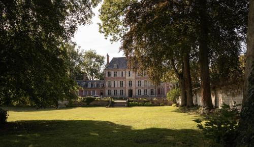 Bouillancourt-en-SéryChâteau de Bouillancourt en Sery的前面有大草坪的大房子