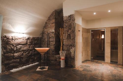 阿皮亚诺苏拉斯特拉达曼德尔霍夫***S酒店的走廊上设有石墙和花瓶