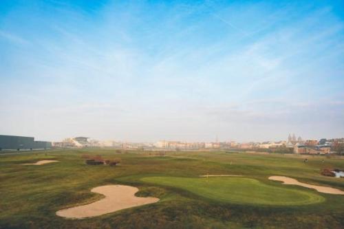 奥斯坦德Apt in center of Ostende 20min from Bruges的享有高尔夫球场的空中景致,设有两个高尔夫球场