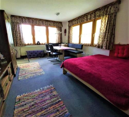 奥伯古格尔Apartment Gletscherbergblick的一间卧室配有一张大床和一张桌子及椅子