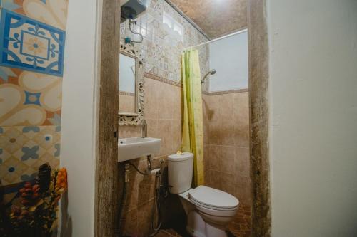 登巴萨萨姆布鲁恩马斯民宿的一间带卫生间和水槽的小浴室