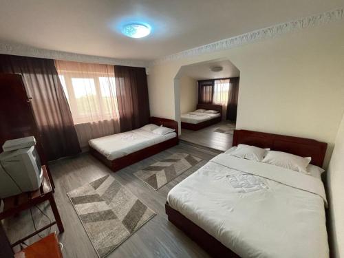 Motel Orion的酒店客房带两张床,房间带两张双人床。