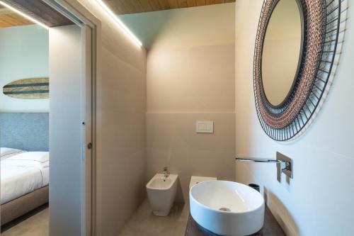 吉泽里亚Hang Loose Cottage的一间带水槽和镜子的浴室