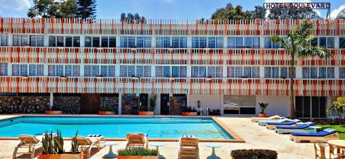 内罗毕Hotel Boulevard Nairobi, City Centre CBD的大楼前设有游泳池的酒店