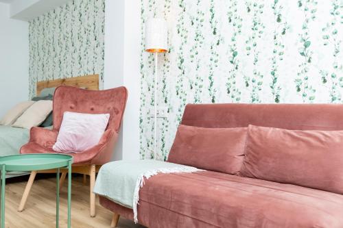 格拉纳达Apartamento Rauda 51 B, Granada的客厅配有沙发和椅子