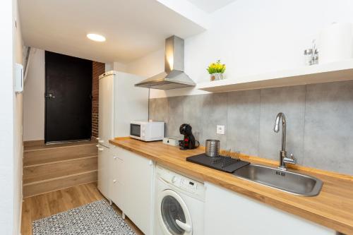 格拉纳达Apartamento Rauda 51 B, Granada的厨房配有水槽和洗衣机