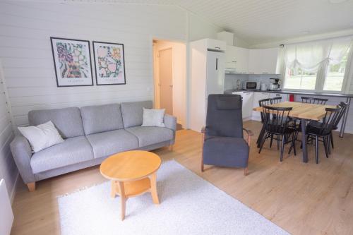 卡亚尼Lomaperkkiö Cottages的客厅配有沙发和桌子