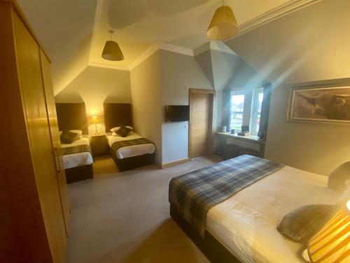 穆塞尔堡拉瓦尔斯顿之家酒店的酒店客房设有两张床和窗户。