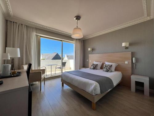 基伯龙科尔诺亚奎贝隆普拉奇酒店的一间卧室配有一张床、一张书桌和一个窗户。