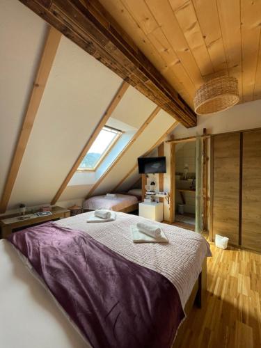布莱德Turistična kmetija Grabnar的阁楼上的卧室配有一张大床