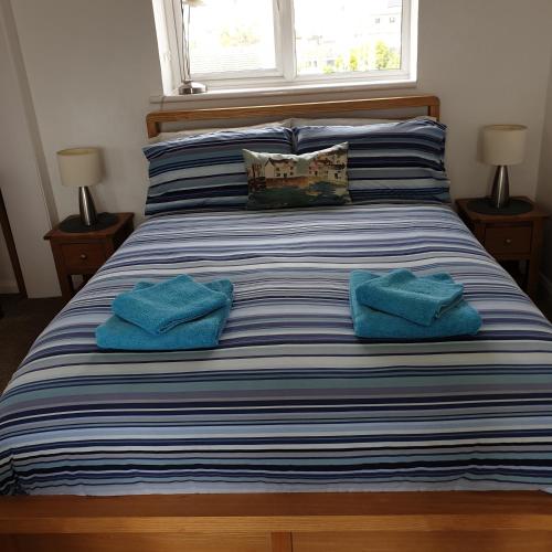 佩文西Beachfront Studio的床上有两条蓝色的毛巾