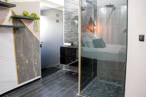 埃拉特YalaRent Ivy Villa with Private Pool的一间带玻璃淋浴间和床的浴室