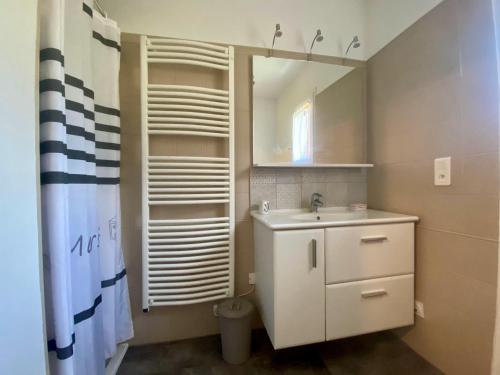 Birac-sur-TrecGîte tout confort entre Marmande et Tonneins的一间带水槽和镜子的浴室
