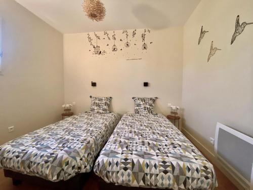Birac-sur-TrecGîte tout confort entre Marmande et Tonneins的一间卧室配有一张带被子的床