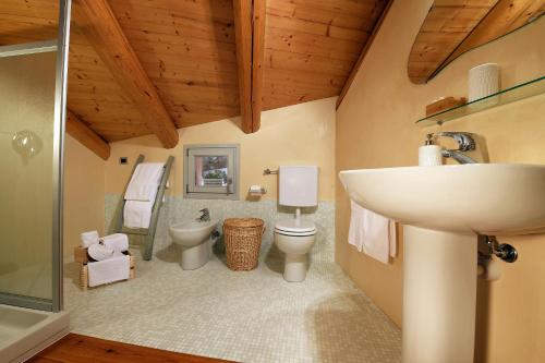 塞拉伦加达尔巴Cà 'd Calin Casa nel Borgo的一间带水槽和卫生间的浴室