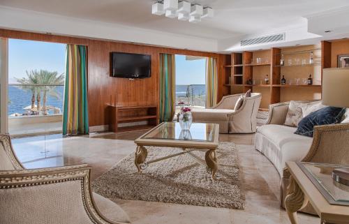 沙姆沙伊赫卡塔海风度假村的客厅配有沙发和桌子